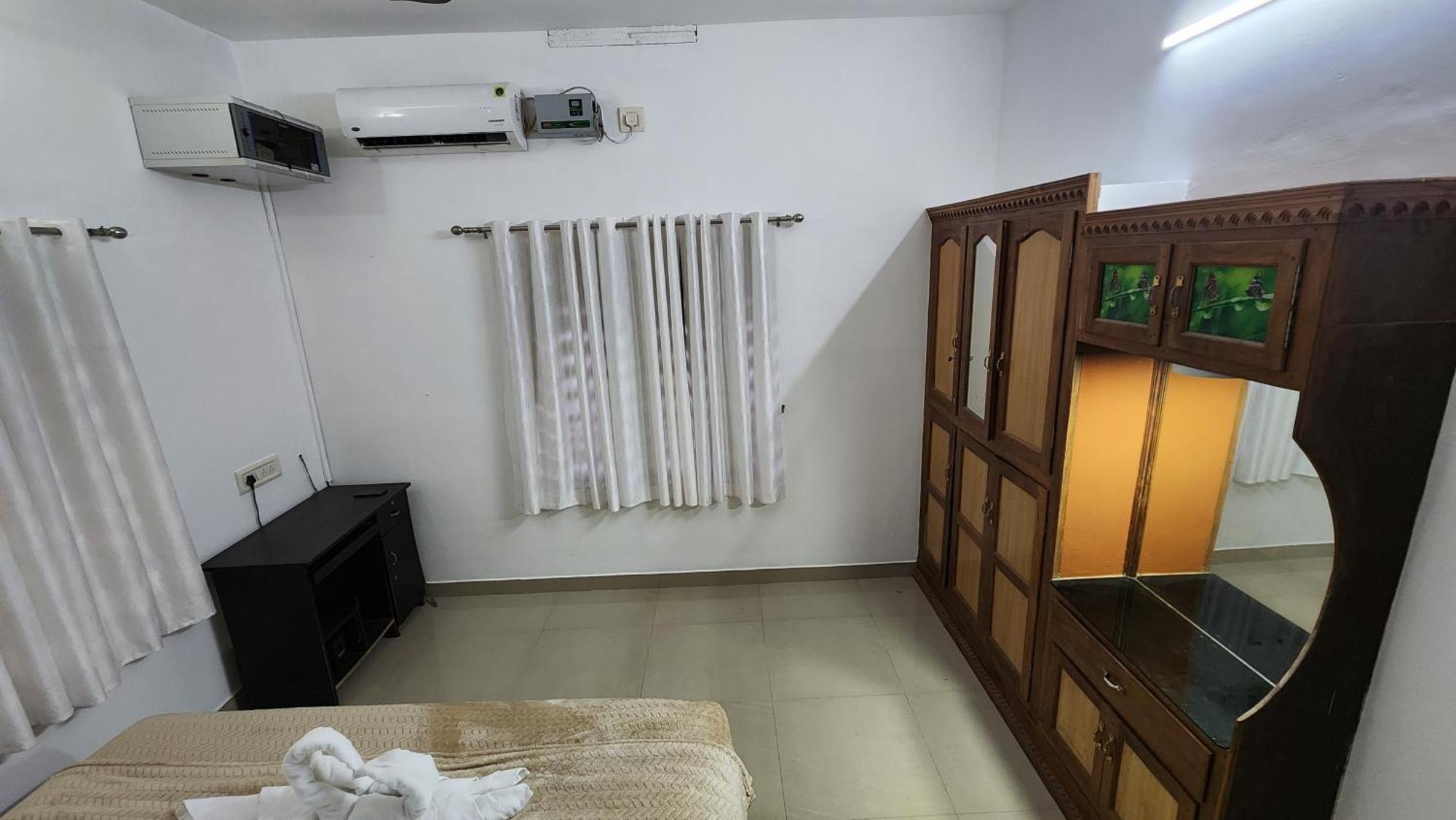 Ebs Guest House Nedumbassery Bagian luar foto