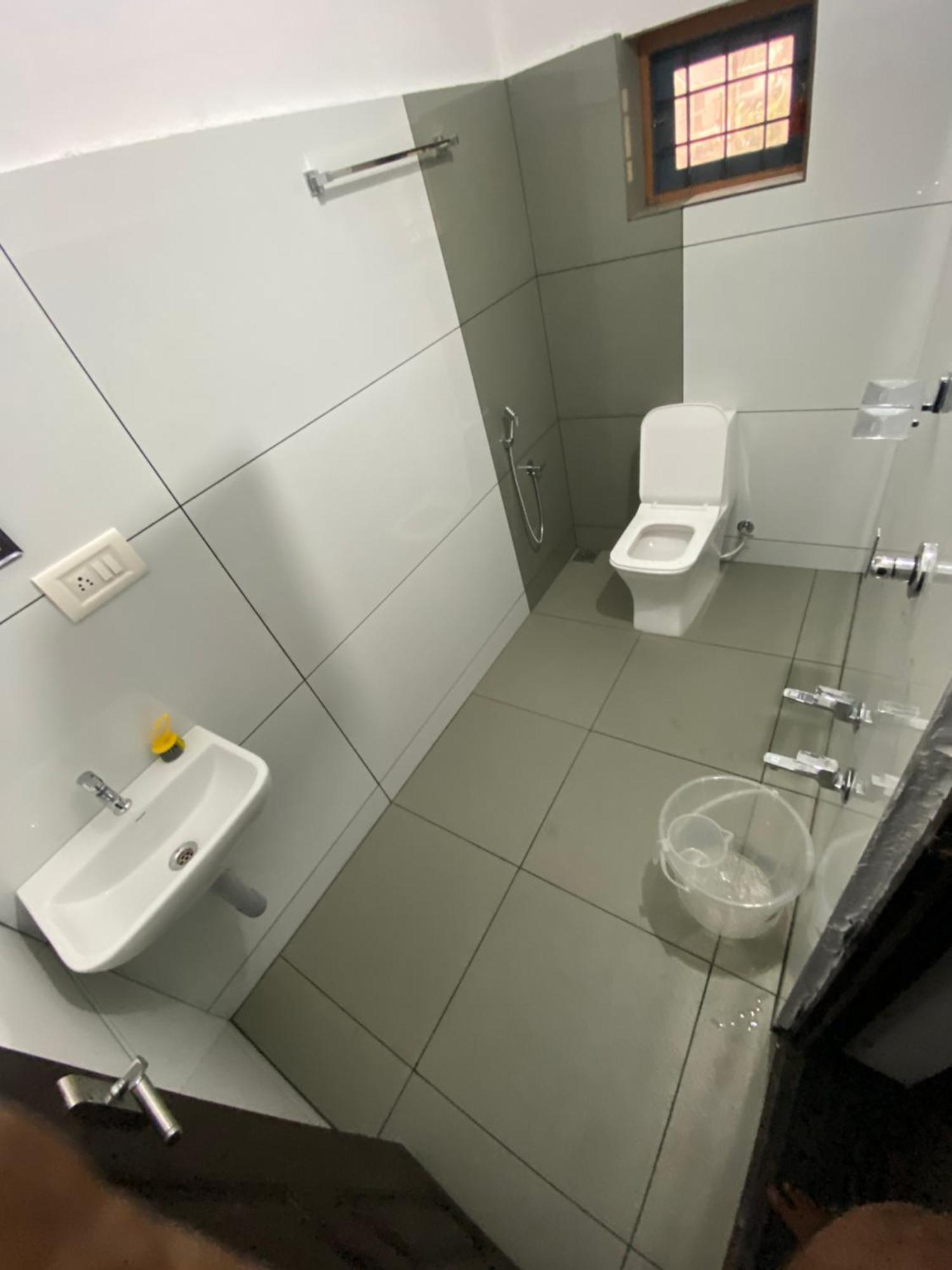 Ebs Guest House Nedumbassery Bagian luar foto